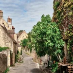 plongez-dans-lhistoire-secrets-et-charmes-dun-village-medieval-classe-parmi-les-plus-beaux-de-france