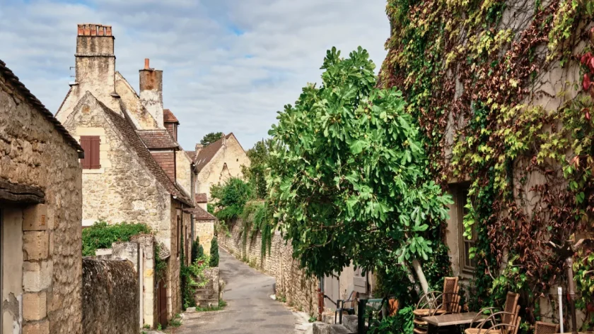 plongez-dans-lhistoire-secrets-et-charmes-dun-village-medieval-classe-parmi-les-plus-beaux-de-france
