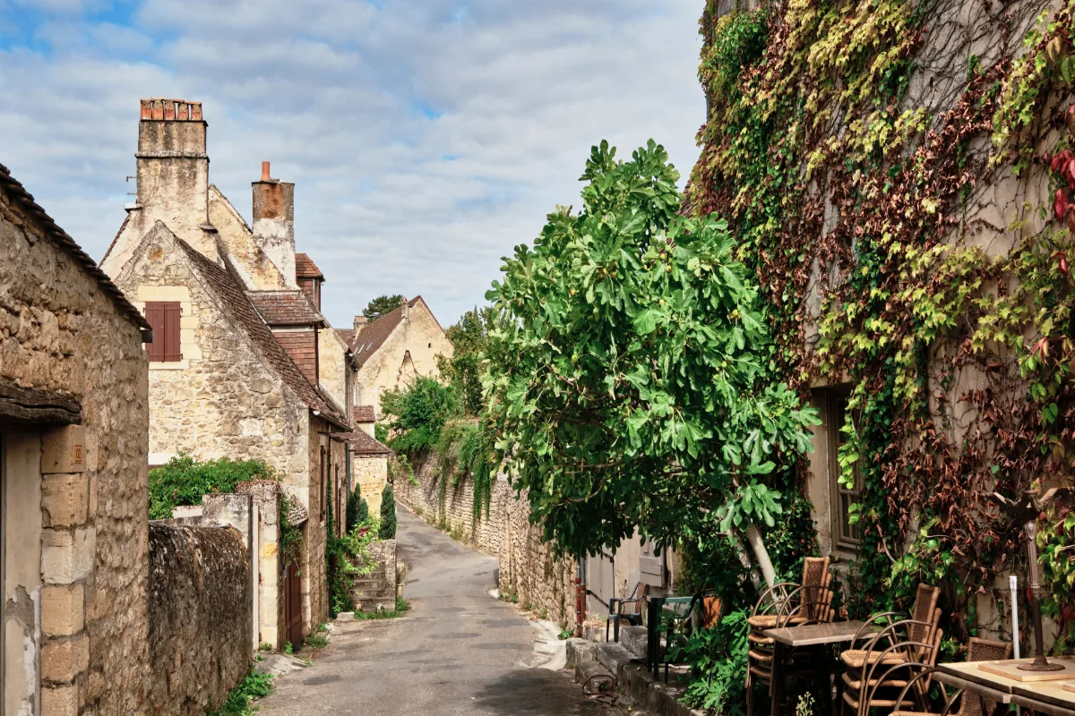 Plongez dans l&rsquo;histoire : secrets et charmes d&rsquo;un village médiéval classé parmi les plus beaux de France
