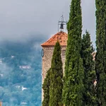 provence-alpes-cote-dazur-a-la-decouverte-dun-village-medieval-du-var-perche-a-305-metres-daltitude-qui-merite-votre-visite