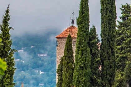 provence-alpes-cote-dazur-a-la-decouverte-dun-village-medieval-du-var-perche-a-305-metres-daltitude-qui-merite-votre-visite