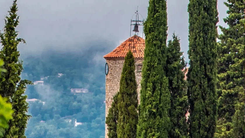 provence-alpes-cote-dazur-a-la-decouverte-dun-village-medieval-du-var-perche-a-305-metres-daltitude-qui-merite-votre-visite
