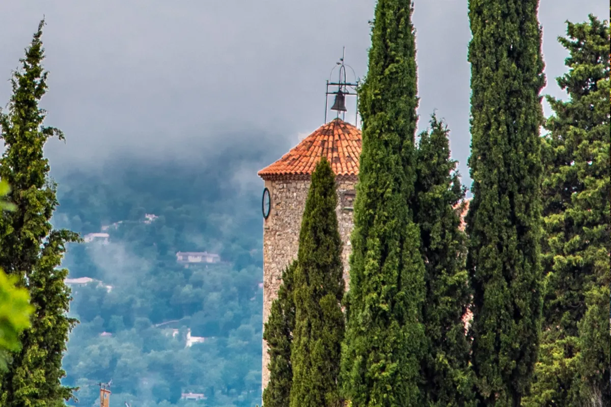 Provence-Alpes-Côte d&rsquo;Azur : à la découverte d&rsquo;un village médiéval du Var perché à 305 mètres d&rsquo;altitude qui mérite votre visite