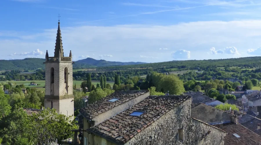 provence-alpes-cote-dazur-explorez-ce-village-historique-du-sud-qui-merite-amplement-le-detour