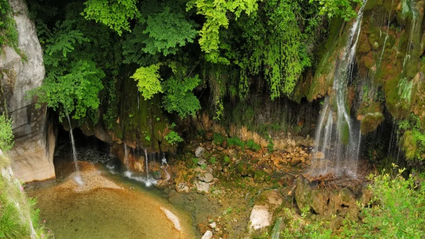provence-alpes-cote-dazur-partez-a-la-decouverte-des-majestueuses-cascades-et-leurs-vertigineuses-chutes-deau-de-90-metres