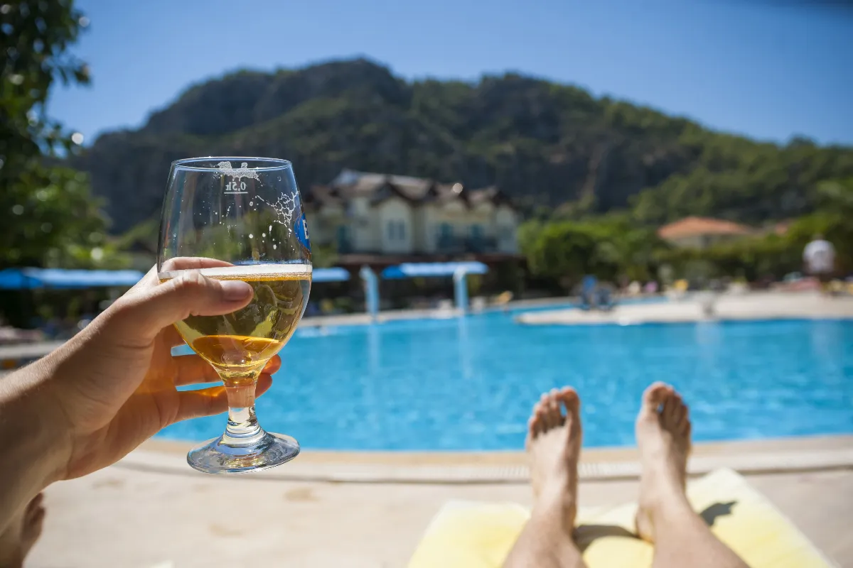 Sept idées de week-ends insolites en France pour une évasion totale : spa à la bière, méditation à l&rsquo;abbaye et plus