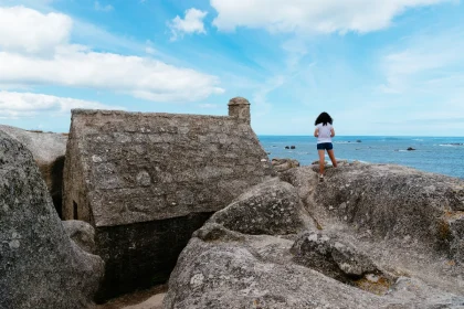 tresor-cache-de-bretagne-un-village-ou-traditions-maritimes-et-legendes-sentremelent
