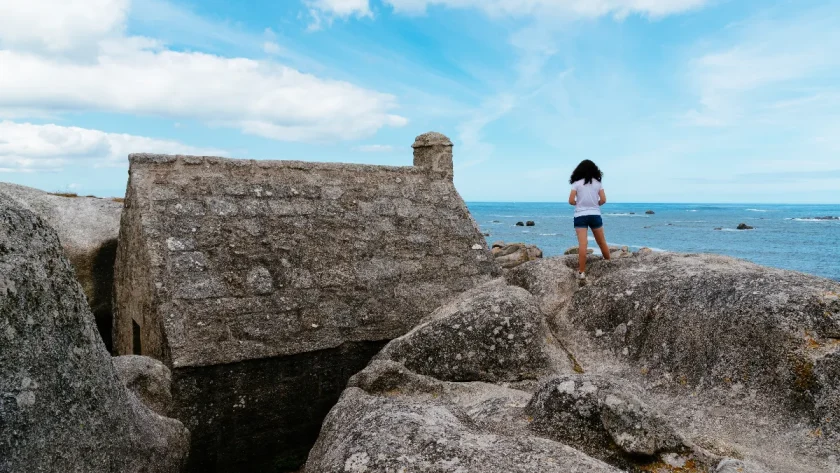 tresor-cache-de-bretagne-un-village-ou-traditions-maritimes-et-legendes-sentremelent