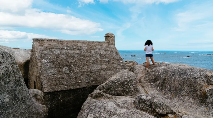 tresor-cache-de-bretagne-un-village-ou-traditions-maritimes-et-legendes-sentremelent