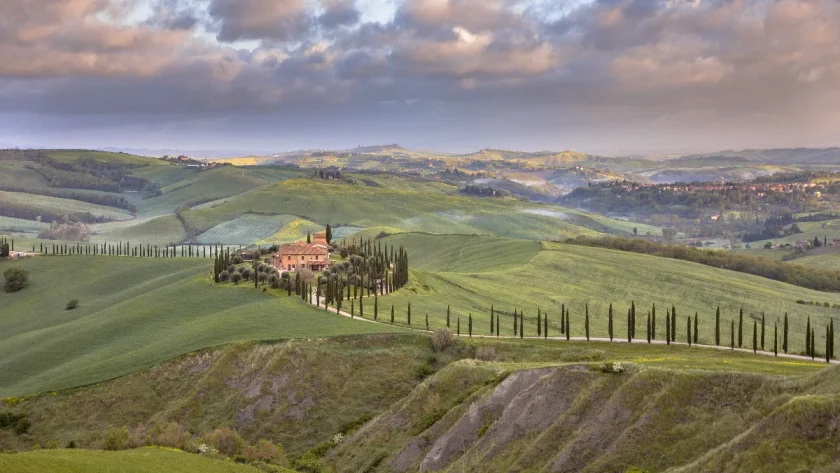 visitez-le-superbe-village-millenaire-la-plus-petite-commune-a-recevoir-le-label-plus-beaux-villages-de-france