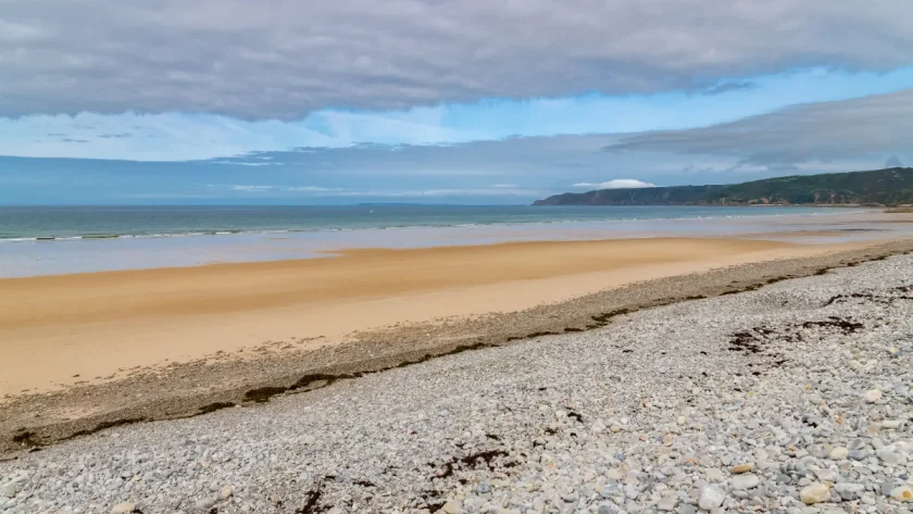 a-2h-de-caen-decouvrez-cette-plage-sauvage-du-cotentin-qui-vous-coupera-le-souffle
