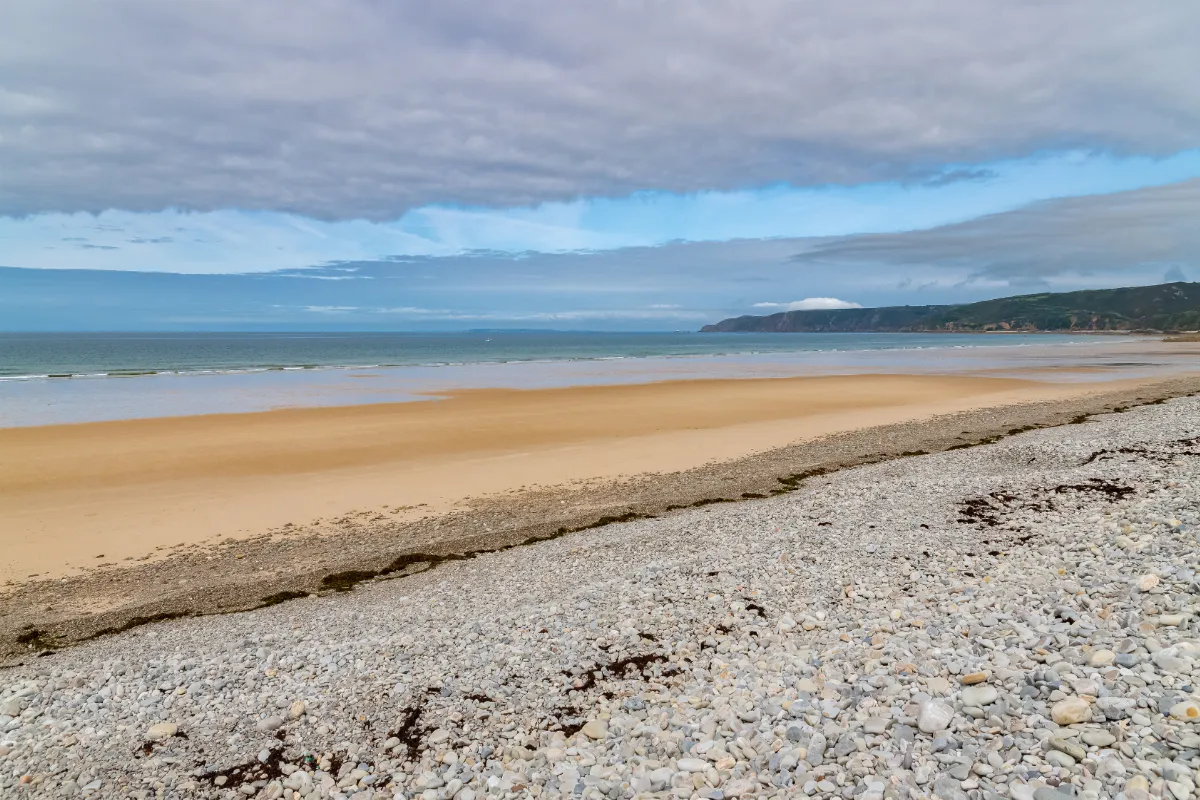 À 2h de Caen, découvrez cette plage sauvage du Cotentin qui vous coupera le souffle