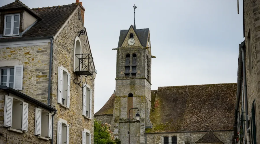 a-seulement-1h-de-paris-ce-village-meconnu-est-celebre-pour-sa-mairie-dans-un-chateau-du-xviie-siecle