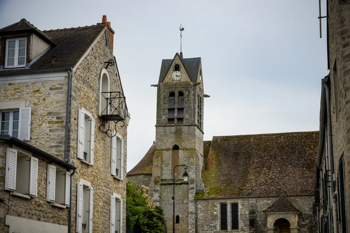 À seulement 1h de Paris, ce village méconnu est célèbre pour sa mairie dans un château du XVIIe siècle