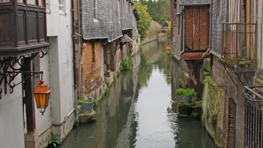 a-seulement-2h-de-paris-partez-a-la-decouverte-de-la-petite-venise-de-france-une-charmante-commune-normande