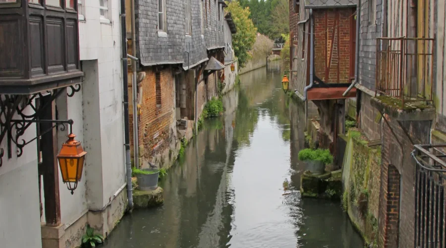 a-seulement-2h-de-paris-partez-a-la-decouverte-de-la-petite-venise-de-france-une-charmante-commune-normande