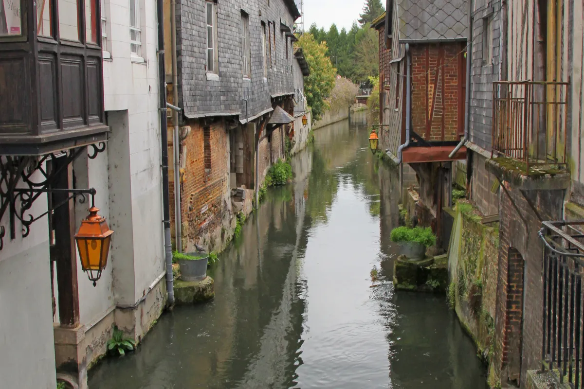 À seulement 2h de Paris, partez à la découverte de la petite Venise de France, une charmante commune normande