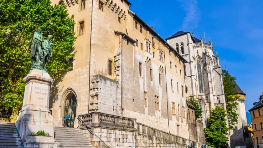 au-coeur-de-la-savoie-ce-joyau-architectural-merite-une-visite-incontournable