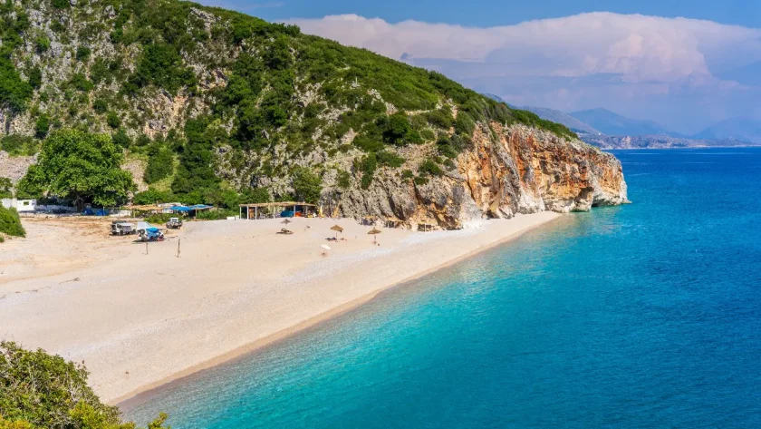 autrefois-interdit-ce-pays-europeen-revele-des-plages-paradisiaques-dignes-des-maldives-a-moindre-cout