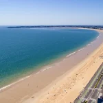 avec-ses-9-km-de-sable-fin-et-10-000-ans-dhistoire-geologique-cette-plage-iconique-est-une-merveille-francaise