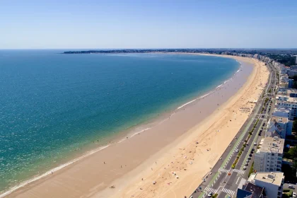 avec-ses-9-km-de-sable-fin-et-10-000-ans-dhistoire-geologique-cette-plage-iconique-est-une-merveille-francaise