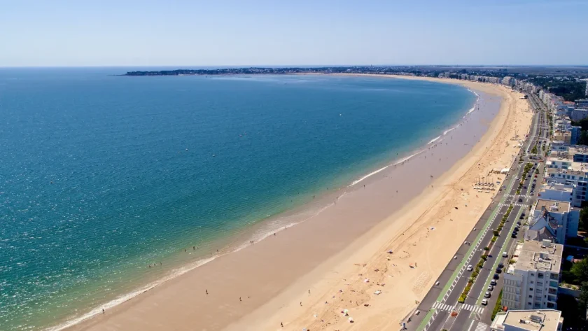 avec-ses-9-km-de-sable-fin-et-10-000-ans-dhistoire-geologique-cette-plage-iconique-est-une-merveille-francaise