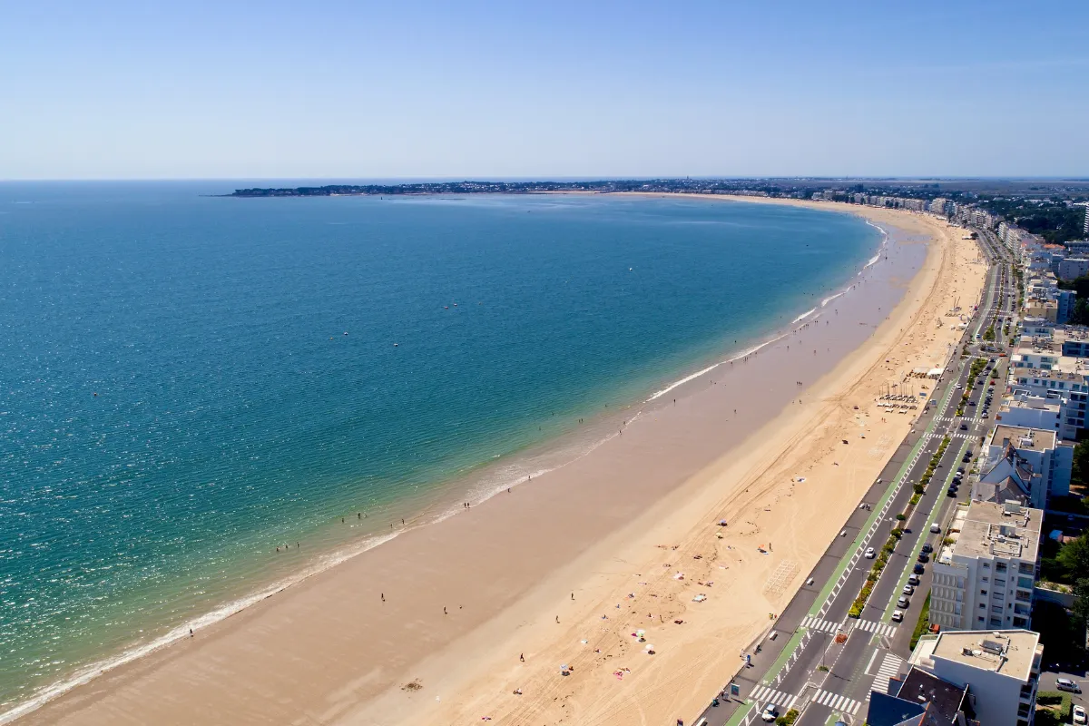 Avec ses 9 km de sable fin et 10 000 ans d&rsquo;histoire géologique, cette plage iconique est une merveille française