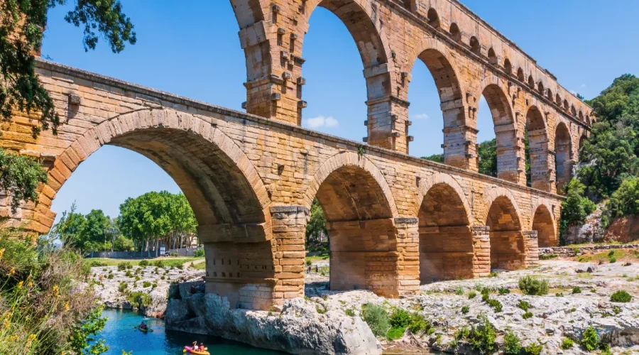 ce-joyau-du-gard-est-une-ville-francaise-incontournable-et-merite-une-visite