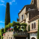 ce-village-perche-de-larriere-pays-nicois-adore-par-matisse-chagall-et-miro-seduit-les-artistes