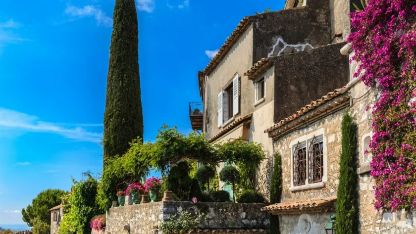 ce-village-perche-de-larriere-pays-nicois-adore-par-matisse-chagall-et-miro-seduit-les-artistes