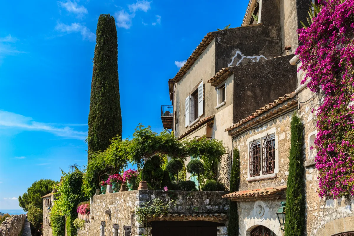 Ce village perché de l’arrière-pays niçois, adoré par Matisse, Chagall et Miro, séduit les artistes