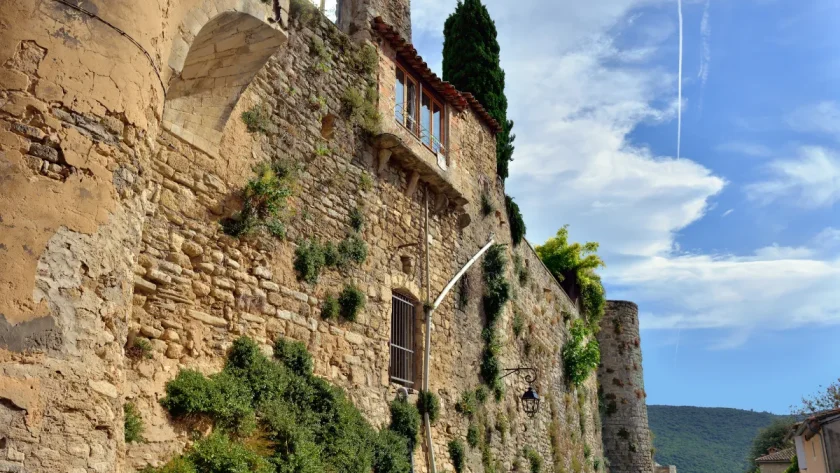 ce-village-provencal-ou-se-melent-art-de-vivre-patrimoine-et-terroir-est-un-joyau-a-decouvrir-bonnieux