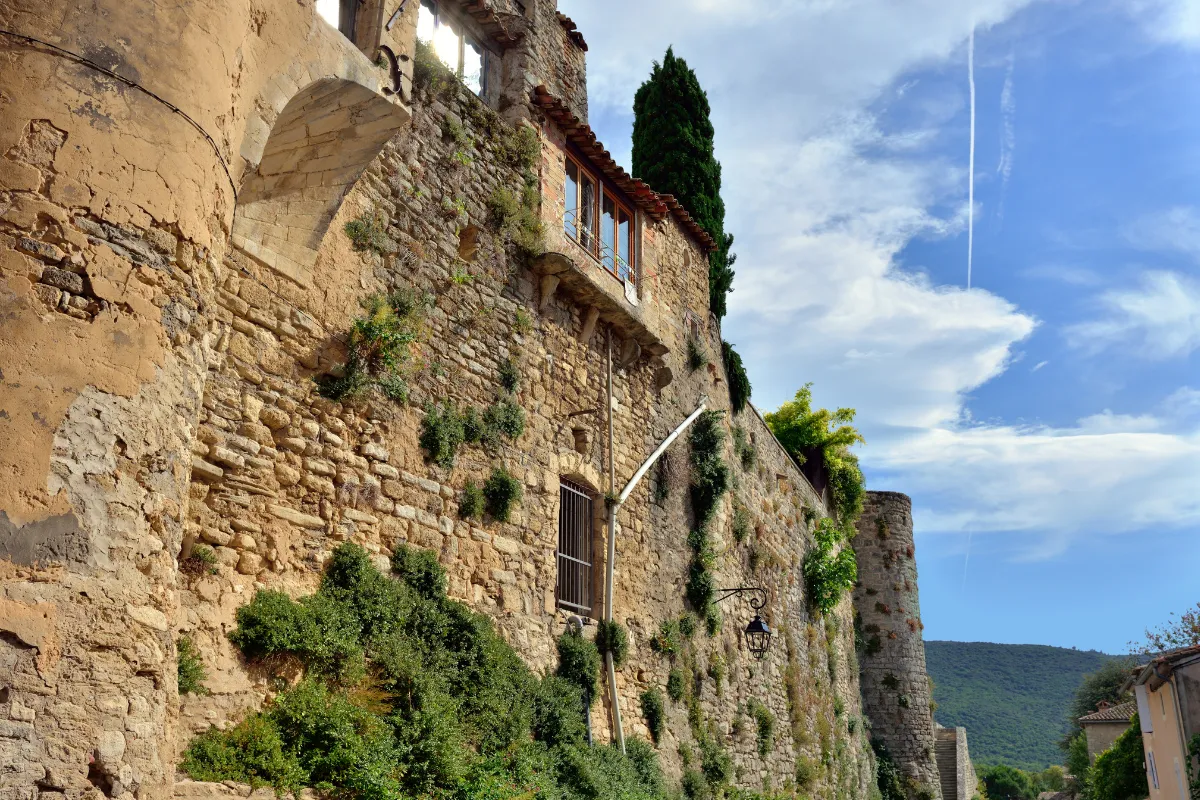 Ce village provençal où se mêlent art de vivre, patrimoine et terroir est un joyau à découvrir