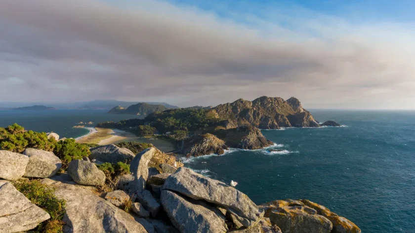 cet-archipel-paradisiaque-despagne-meconnu-du-grand-public-est-une-merveille-de-la-galice-rivalisant-avec-les-canaries-et-les-baleares