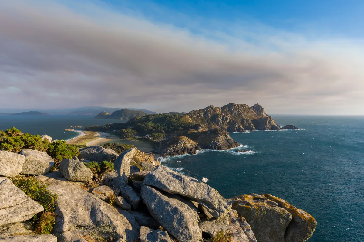 Cet archipel paradisiaque d’Espagne, méconnu du grand public, est une merveille de la Galice rivalisant avec les Canaries et les Baléares