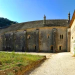 cette-abbaye-dexception-dans-le-vaucluse-est-un-veritable-tresor-a-decouvrir