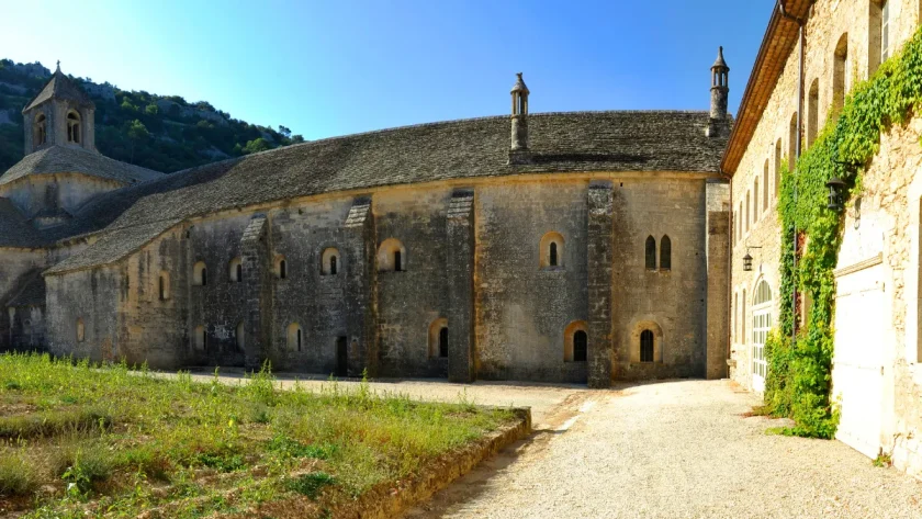 cette-abbaye-dexception-dans-le-vaucluse-est-un-veritable-tresor-a-decouvrir