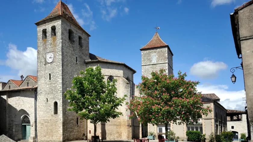 cette-bastide-perchee-du-xiie-siecle-classee-parmi-les-plus-beaux-villages-de-france-abrite-un-jardin-remarquable-en-forme-de-lauzerte