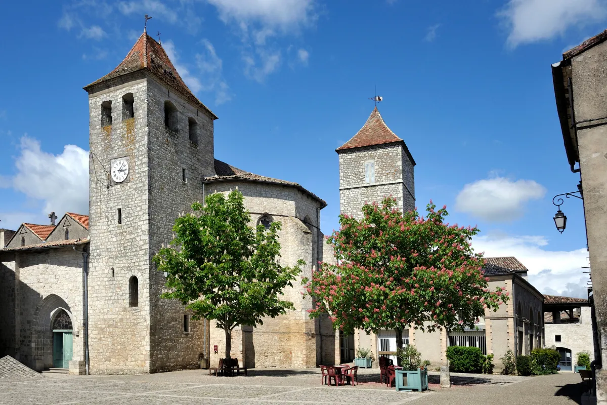 Cette bastide perchée du XIIe siècle, classée parmi Les Plus Beaux Villages de France, abrite un Jardin Remarquable en forme de…