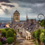 cette-cite-medievale-meconnue-la-seule-du-finistere-a-etre-labellisee-plus-beau-village-de-france-vous-attend-en-bretagne-locronan