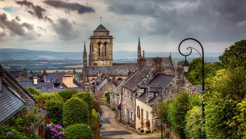 cette-cite-medievale-meconnue-la-seule-du-finistere-a-etre-labellisee-plus-beau-village-de-france-vous-attend-en-bretagne-locronan