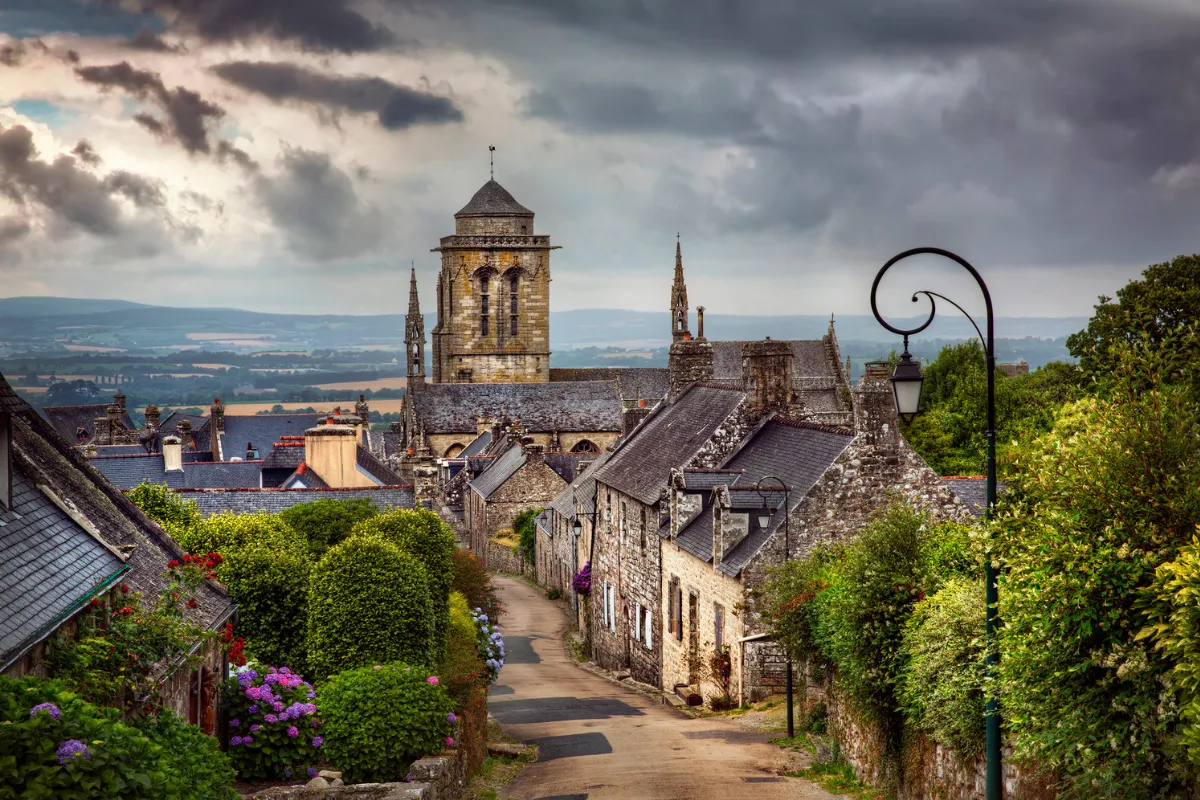 Cette cité médiévale méconnue, la seule du Finistère à être labellisée Plus Beau Village de France, vous attend en Bretagne