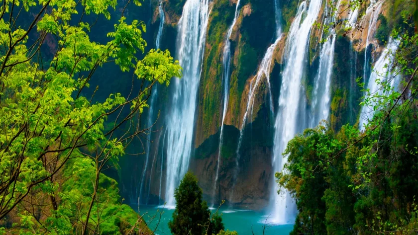 chine-un-randonneur-decouvre-lorigine-surprenante-de-leau-dune-celebre-cascade