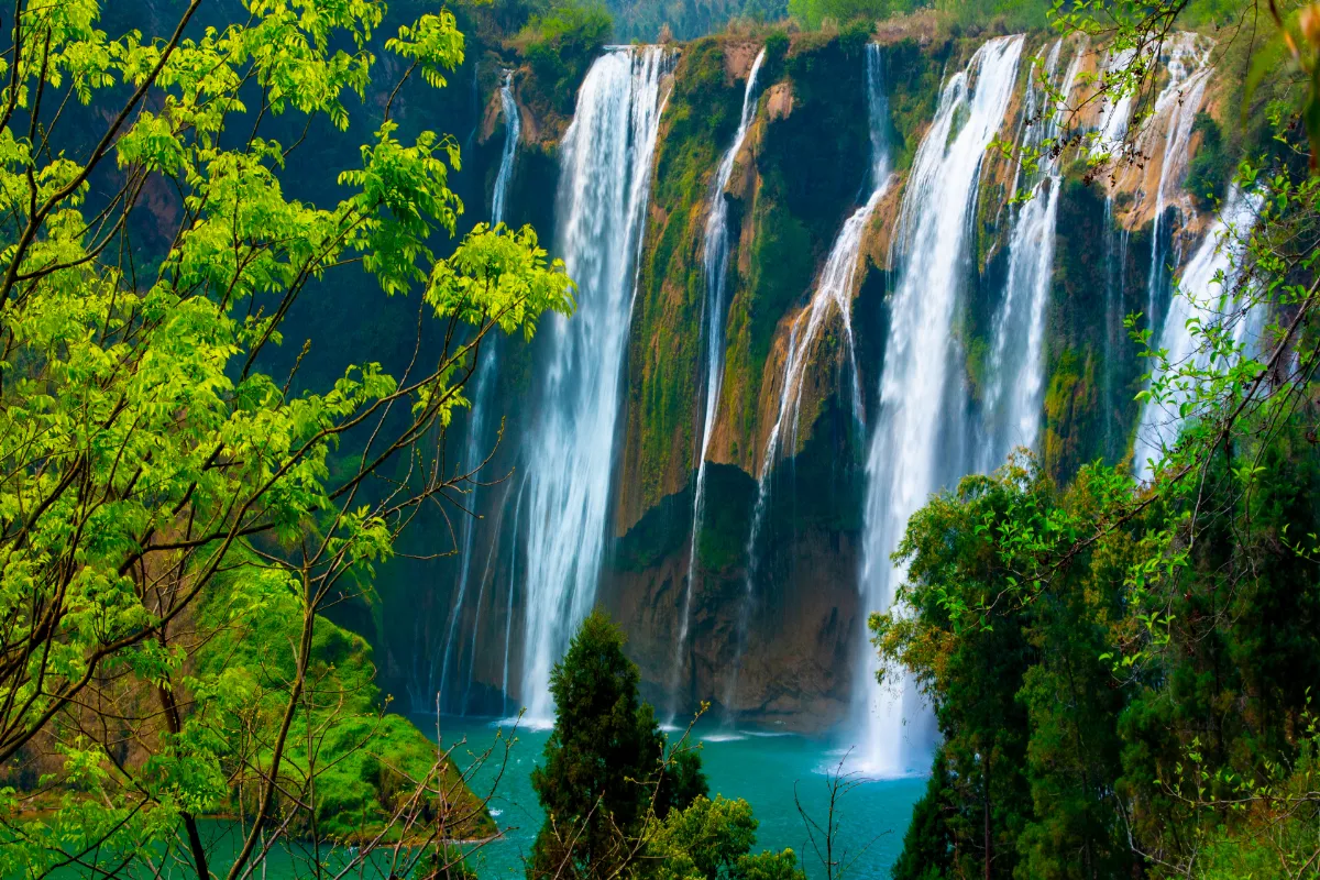 Chine : un randonneur découvre l&rsquo;origine surprenante de l&rsquo;eau d&rsquo;une célèbre cascade