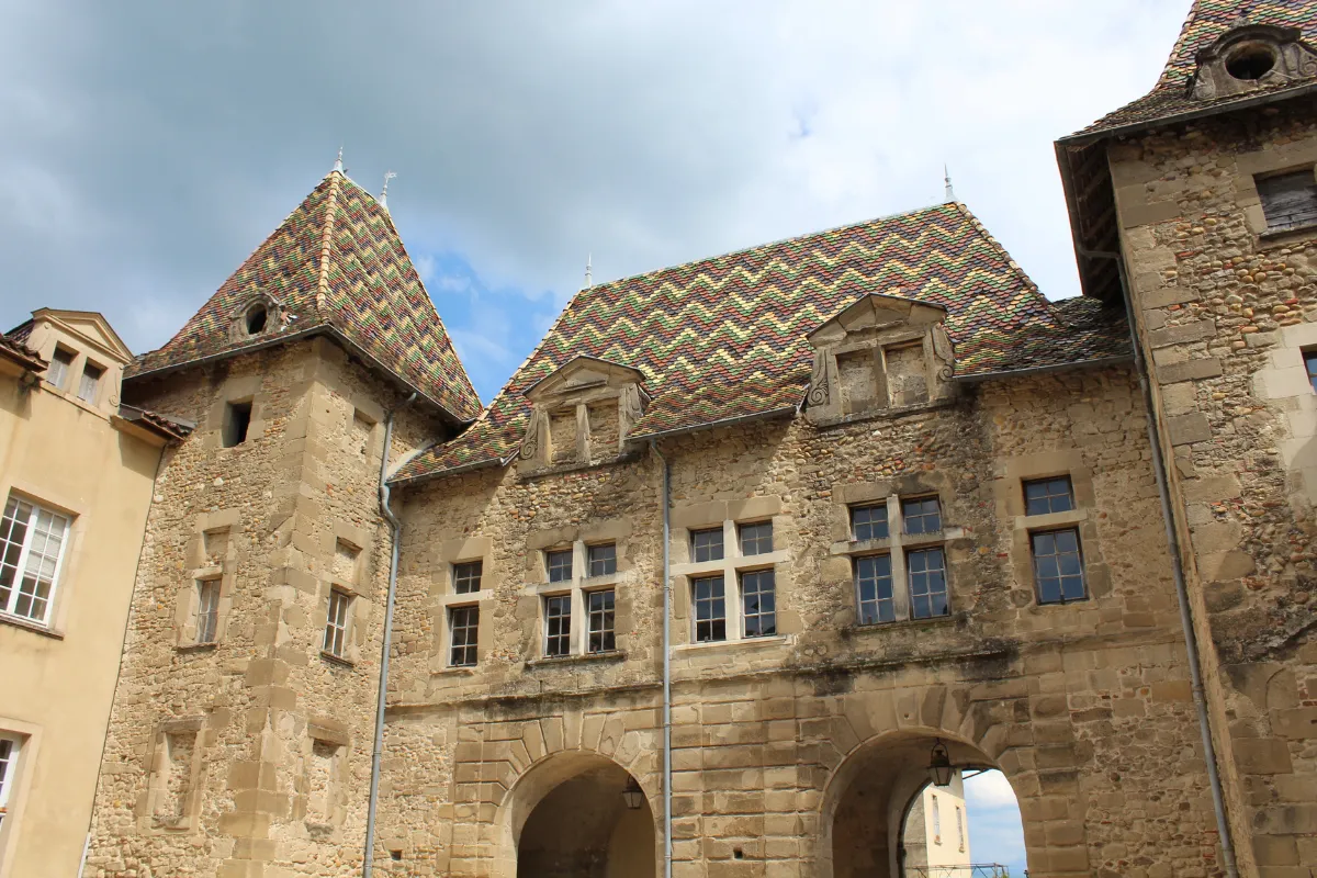 classe-parmi-les-plus-beaux-detours-de-france-ce-village-de-lisere-est-un-tresor-a-decouvrir
