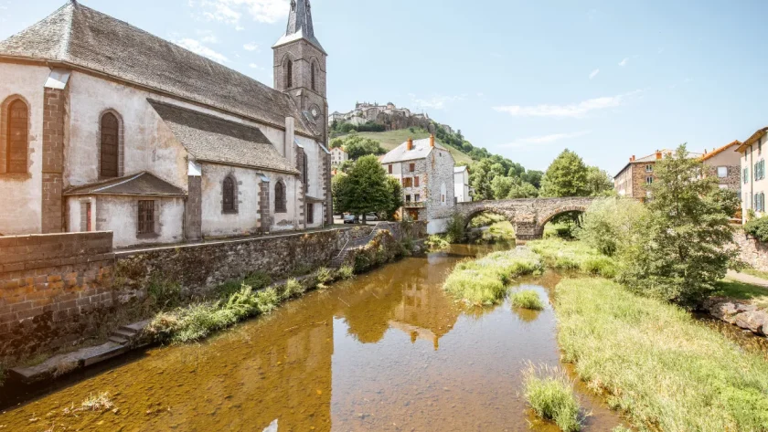 considere-comme-une-perle-rare-du-cantal-decouvrez-ce-village-enchanteur-saint-flour