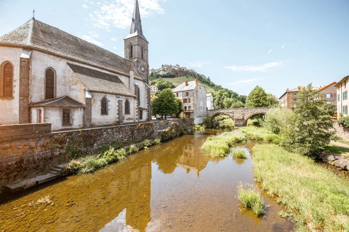 Considéré comme une perle rare du Cantal, découvrez ce village enchanteur