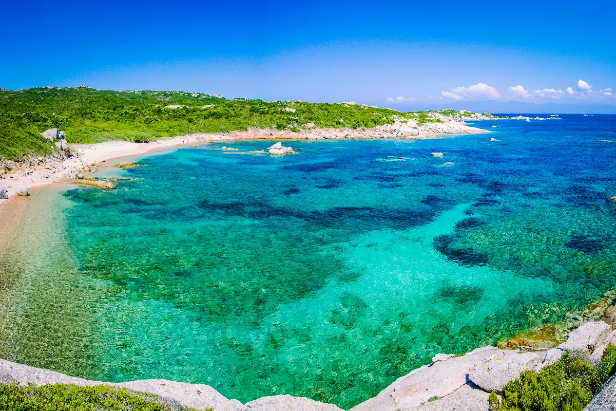 Considérée comme l’une des plus belles îles d’Europe, cette destination offre des nuits gratuites pour les moins de 35 ans