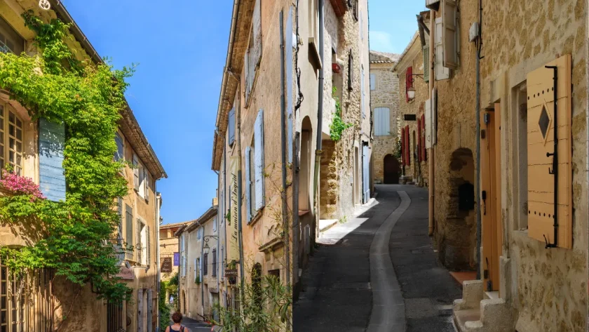 dans-le-vaucluse-ce-village-renomme-est-un-havre-pour-les-amateurs-de-lecture