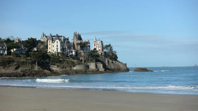 decouverte-du-petit-nice-breton-la-ville-ou-se-niche-une-baie-des-anges-insoupconnee-en-bretagne-dinard